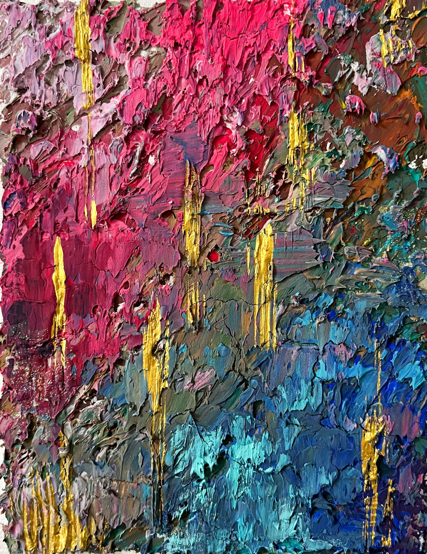 《動》のディテールショット。金のラインと絵の具の重なりが際立つ美しさを見せている。Detail view of "Dou" showing its gold lines and layered textures in their most beautiful form.《動》的細節特寫，展示金色線條與顏料層次之美。
