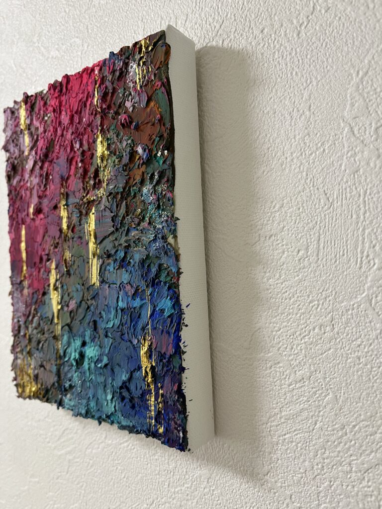アート作品《動》を横から撮影した写真。モデリングペーストの盛り上がりが立体感を強調している。Side view of the artwork "Dou." The raised texture created with modeling paste gives the piece a strong physical presence.藝術作品《動》的側面照片。肌理膏的堆疊使畫面更具立體感與存在感。
